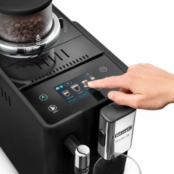 Superautomatisk Kaffemaskine DeLonghi Rivelia 19 B Sort – Luksuskaffe Hjemme set oppe fra med hånd der betjenner maskinen