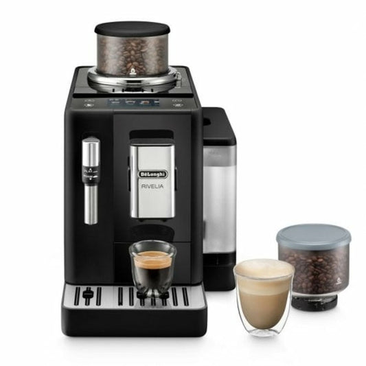 Superautomatisk Kaffemaskine DeLonghi Rivelia 19 B Sort – Luksuskaffe Hjemme Set forfra med et glas cappuchino og bøtte med hele bønner