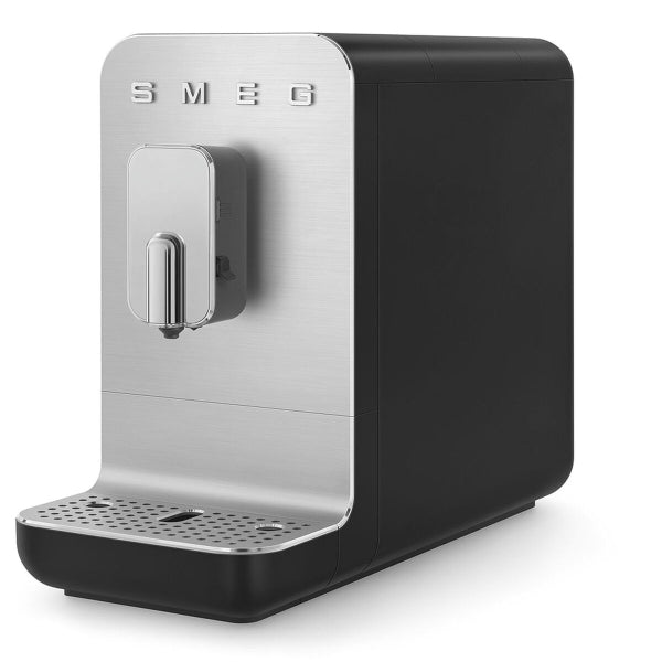 Smeg BCC13BLMEU Superautomatisk Kaffemaskine Sort set forfra til højre tæt på