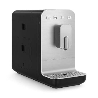 Smeg BCC13BLMEU Superautomatisk Kaffemaskine Sort set forfra til venstre